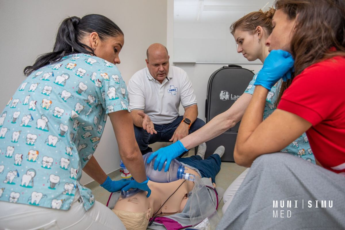 Sestry nacvičují resuscitaci ve skupině